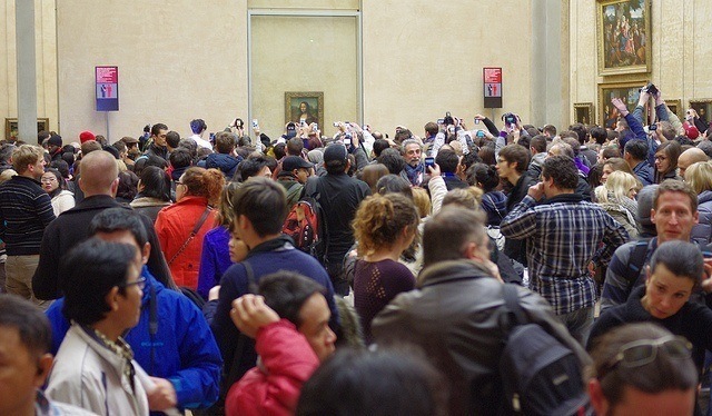 mona lisa crowd at the louvre